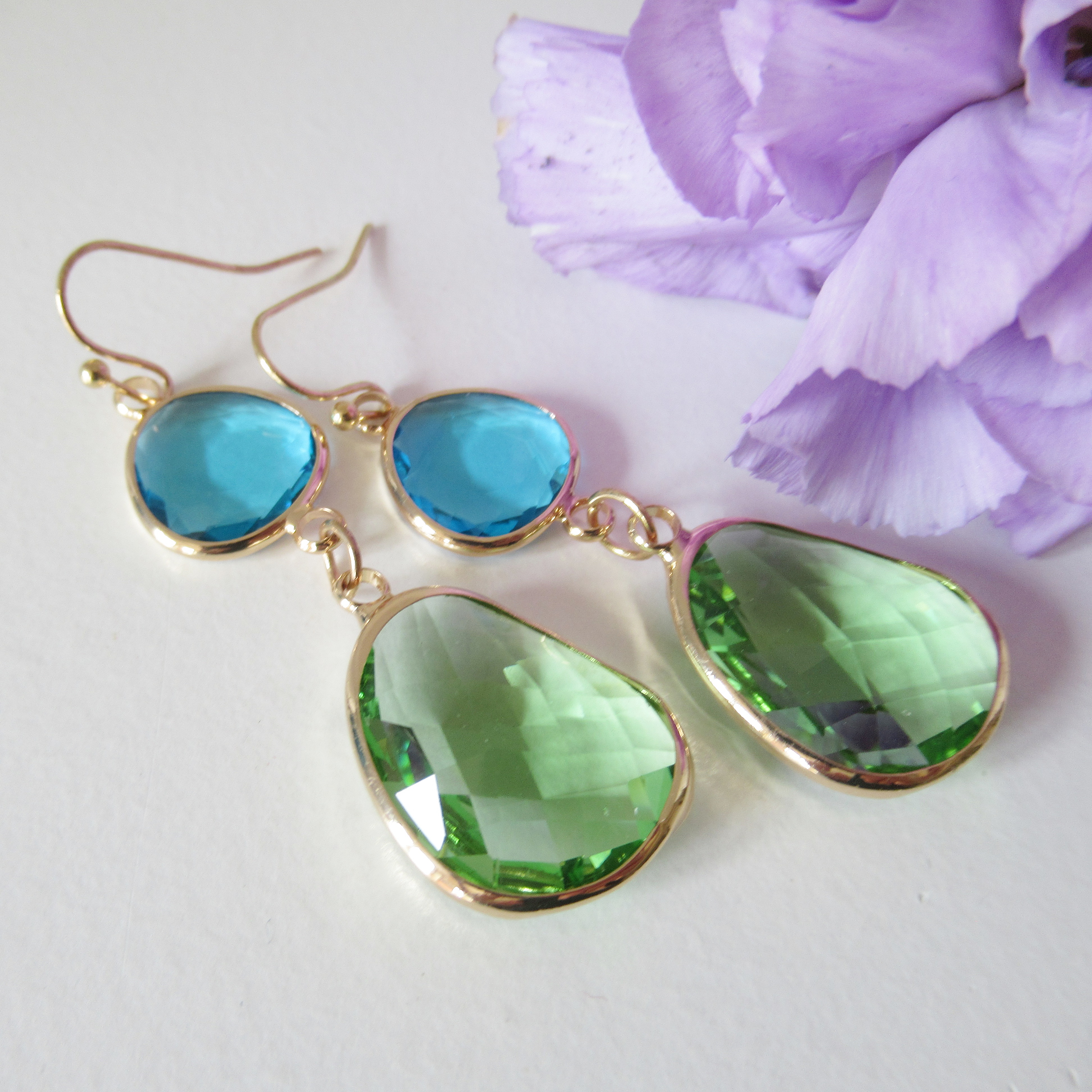 Goudkleurige blauw/groen oorbellen