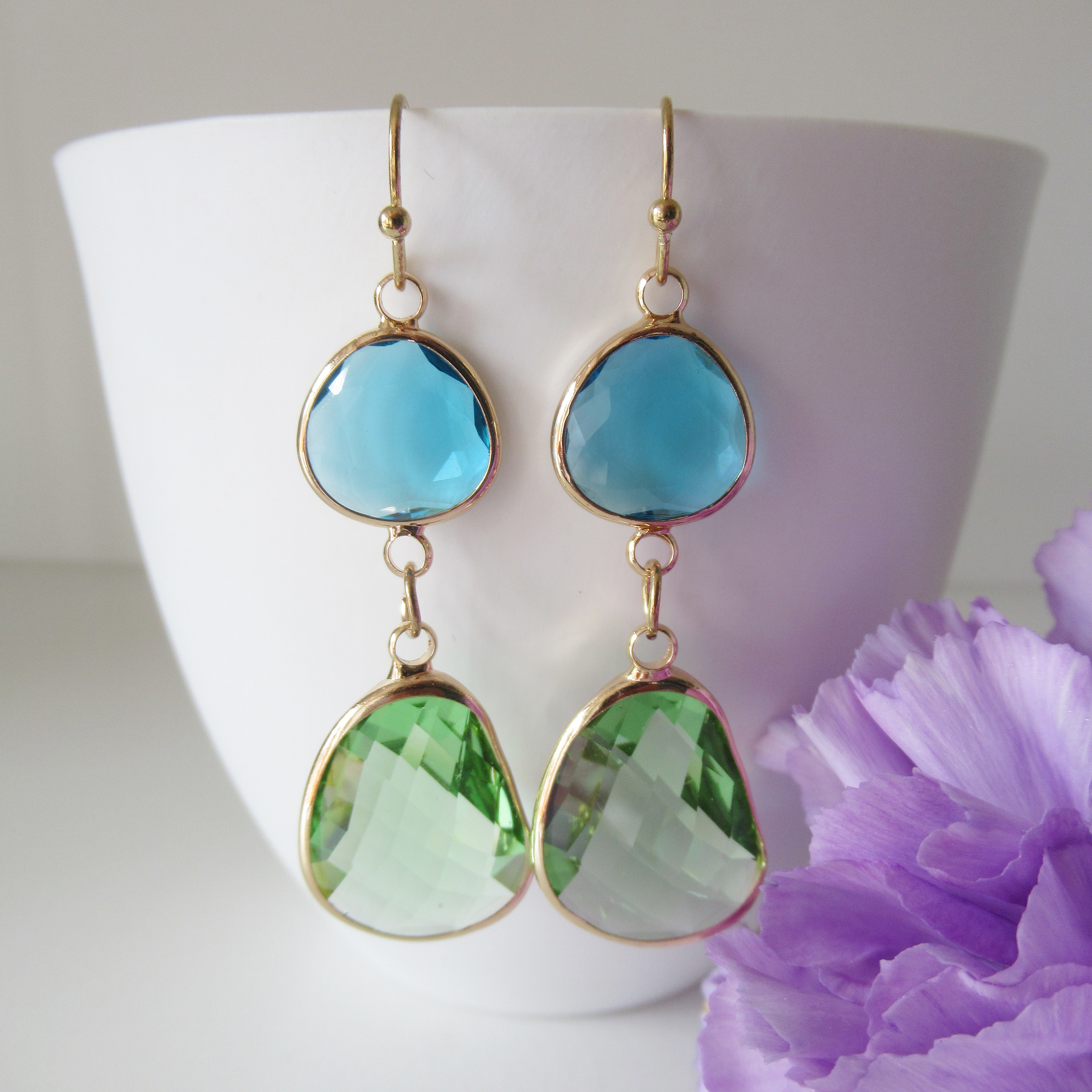 Goudkleurige blauw/groen oorbellen