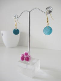 Goudkleurige resin aqua blauw oorbellen