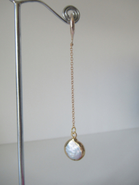 Goudkleurige hang oorbellen met parel