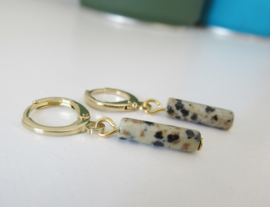 Goudkleurige clip oorbellen met Dalmatiër steentje