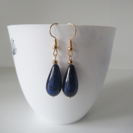 Rosékleurige blauwe resin oorbellen
