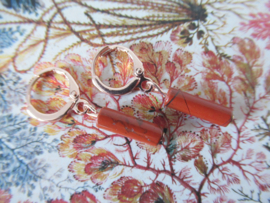 Rosékleurige clip oorbellen met rode Jaspis