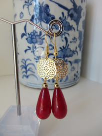 Goudkleurige shiny red oorbellen