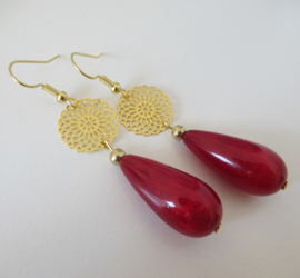 Goudkleurige shiny red oorbellen