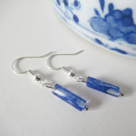 Zilverkleurige oorbellen met blauw glas