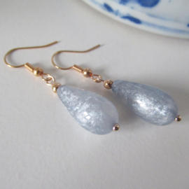 Rosékleurige licht blauw/grijs resin oorbellen