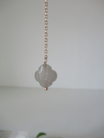 Rosékleurige hang oorbellen met steentje