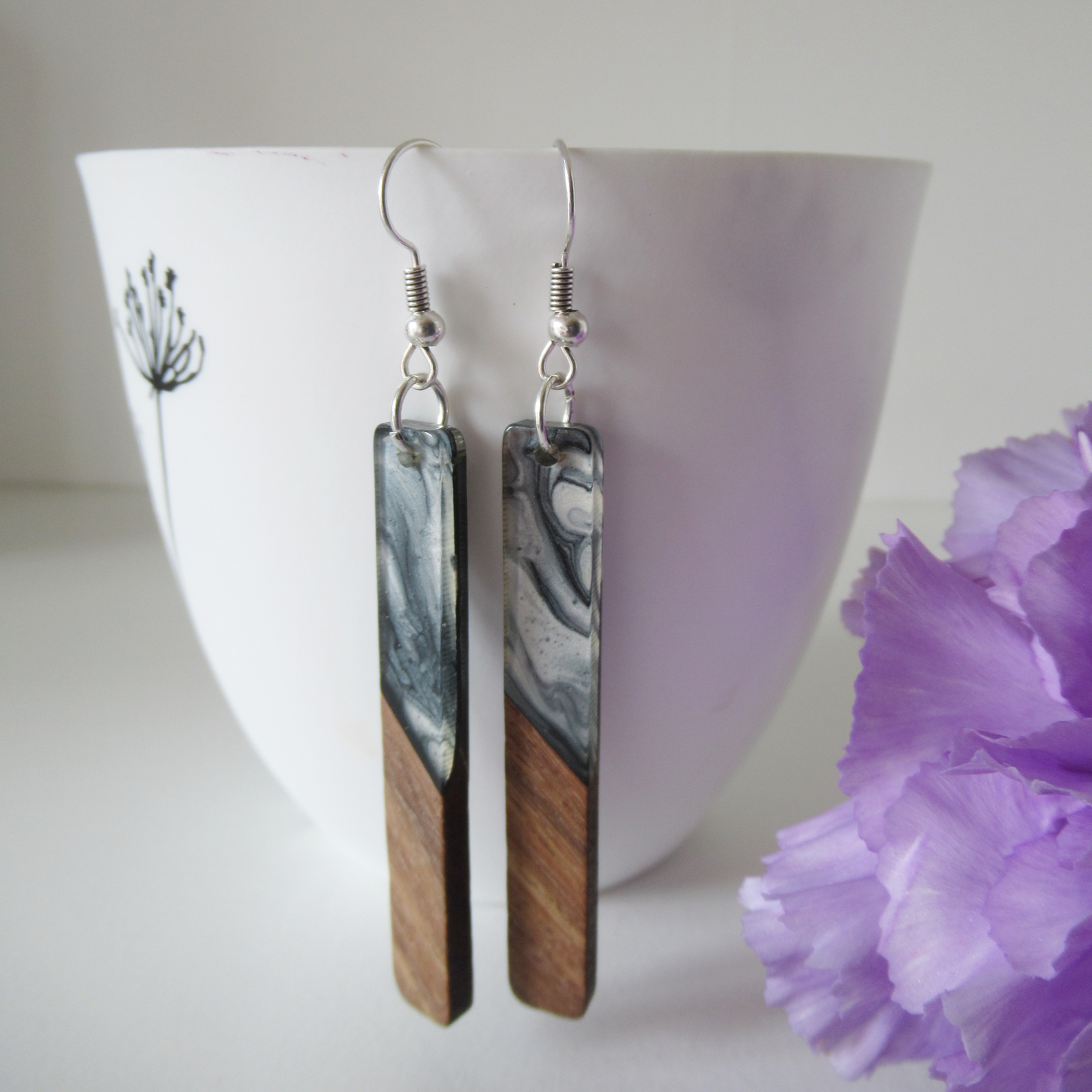 Goudkleurige resin/hout oorbellen