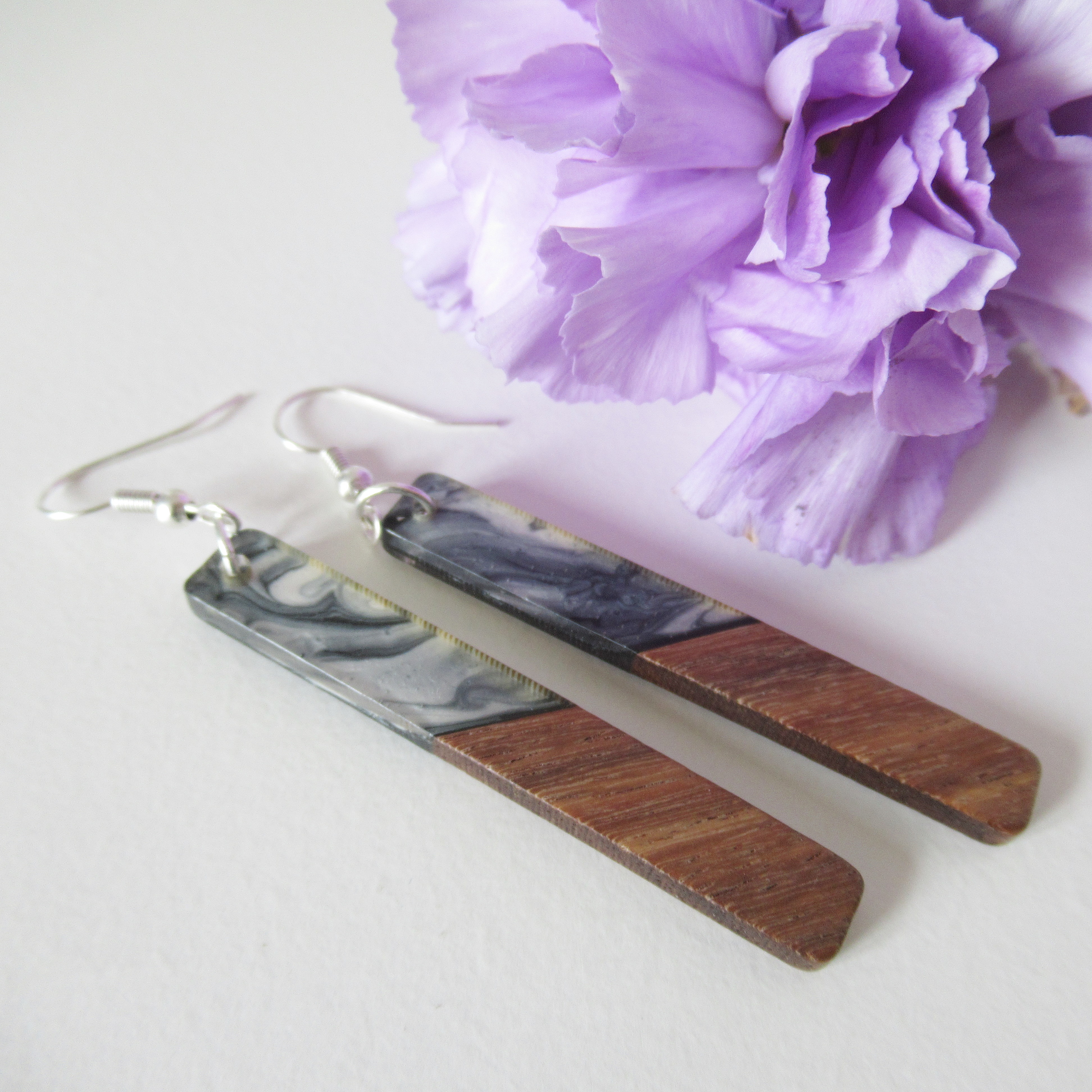 Goudkleurige resin/hout oorbellen