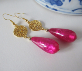 Goudkleurige resin fuchsia oorbellen
