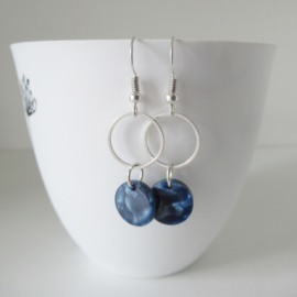 Zilverkleurige dark blue resin oorbellen