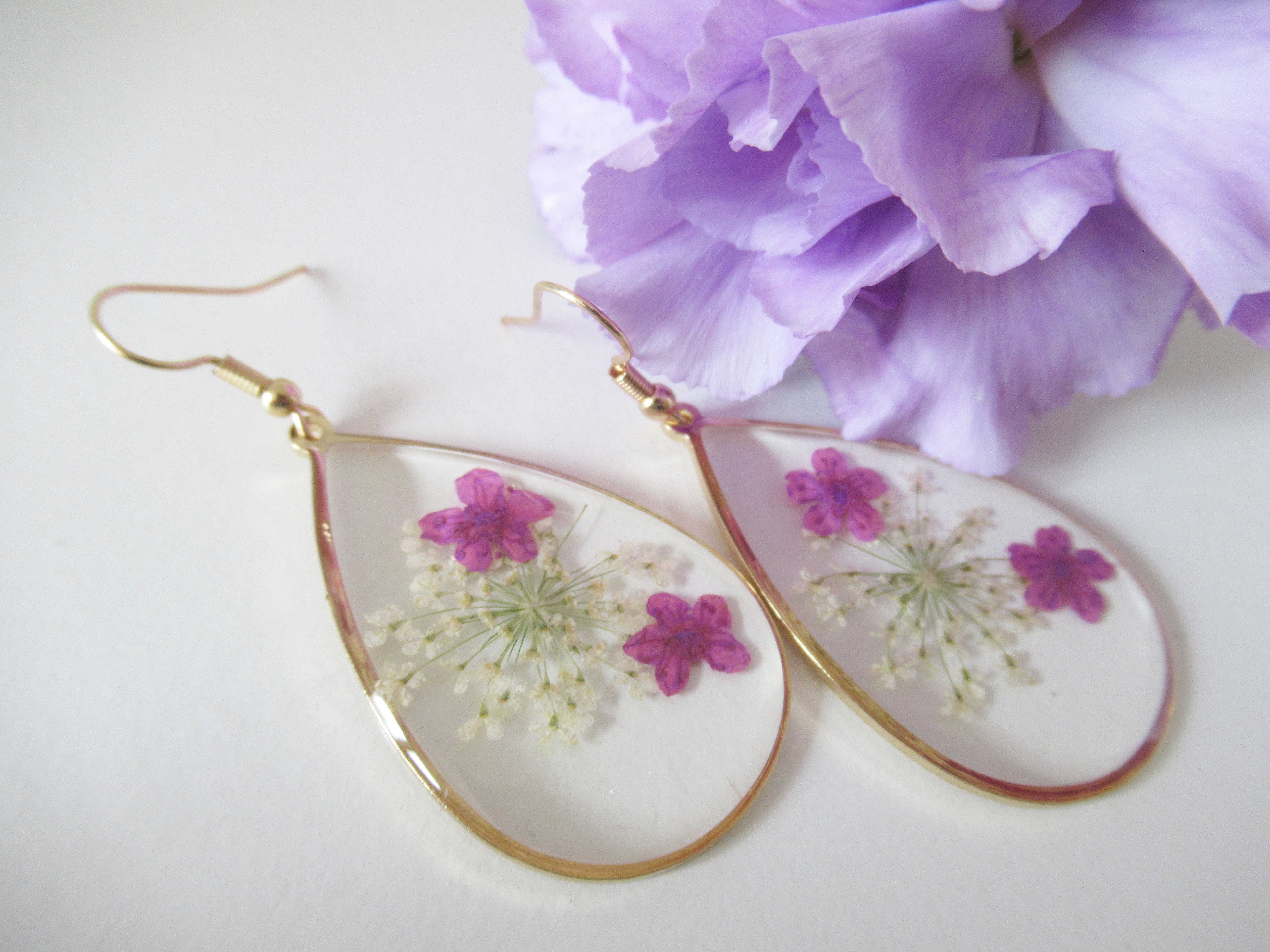 Goudkleurige bloemen oorbellen