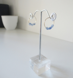 Goudkleurige creolen met blauw steentje.