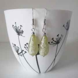Zilverkleurige shiny basil druppel oorbellen