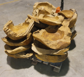 Pallet met XXL teakhouten schalen