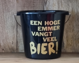 Een hoge emmer vangt veel bier