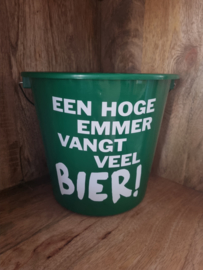 Een hoge emmer vangt veel bier