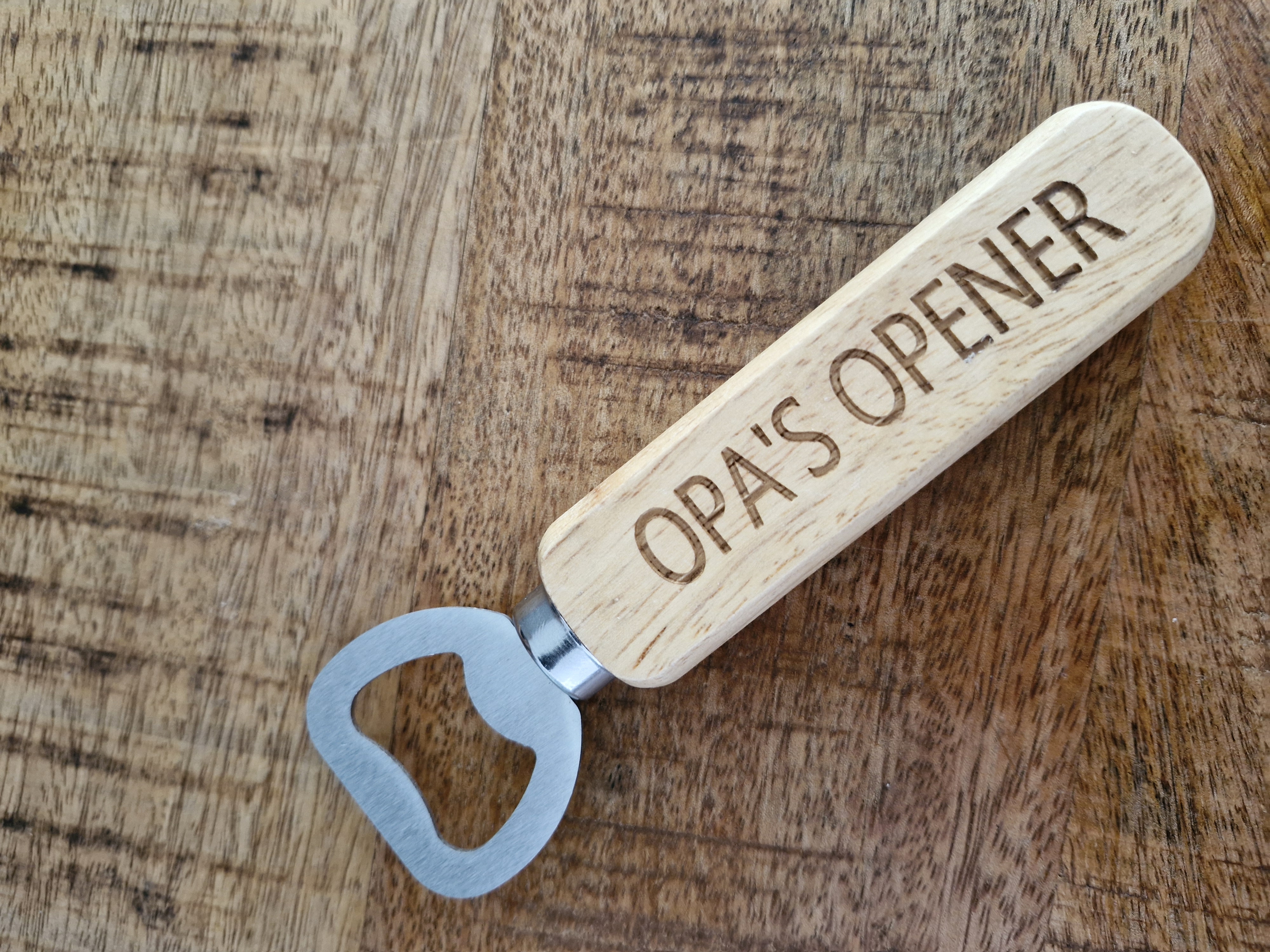 Gelaserde tekst: Opa's opener