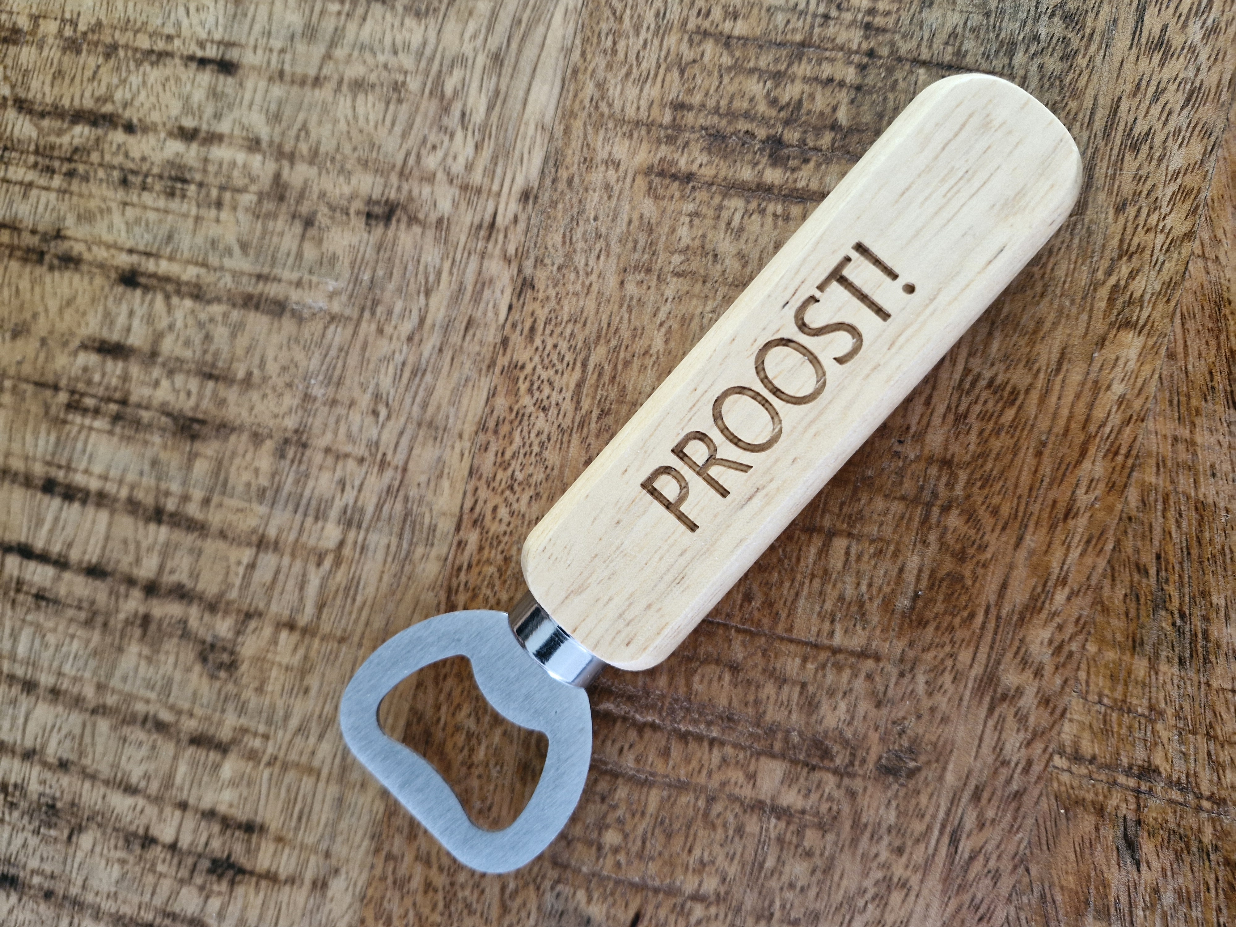 Gelaserde tekst: Proost!