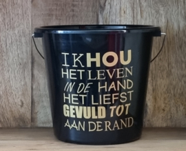 Ik hou het leven in de hand het liefst gevuld tot aan de rand