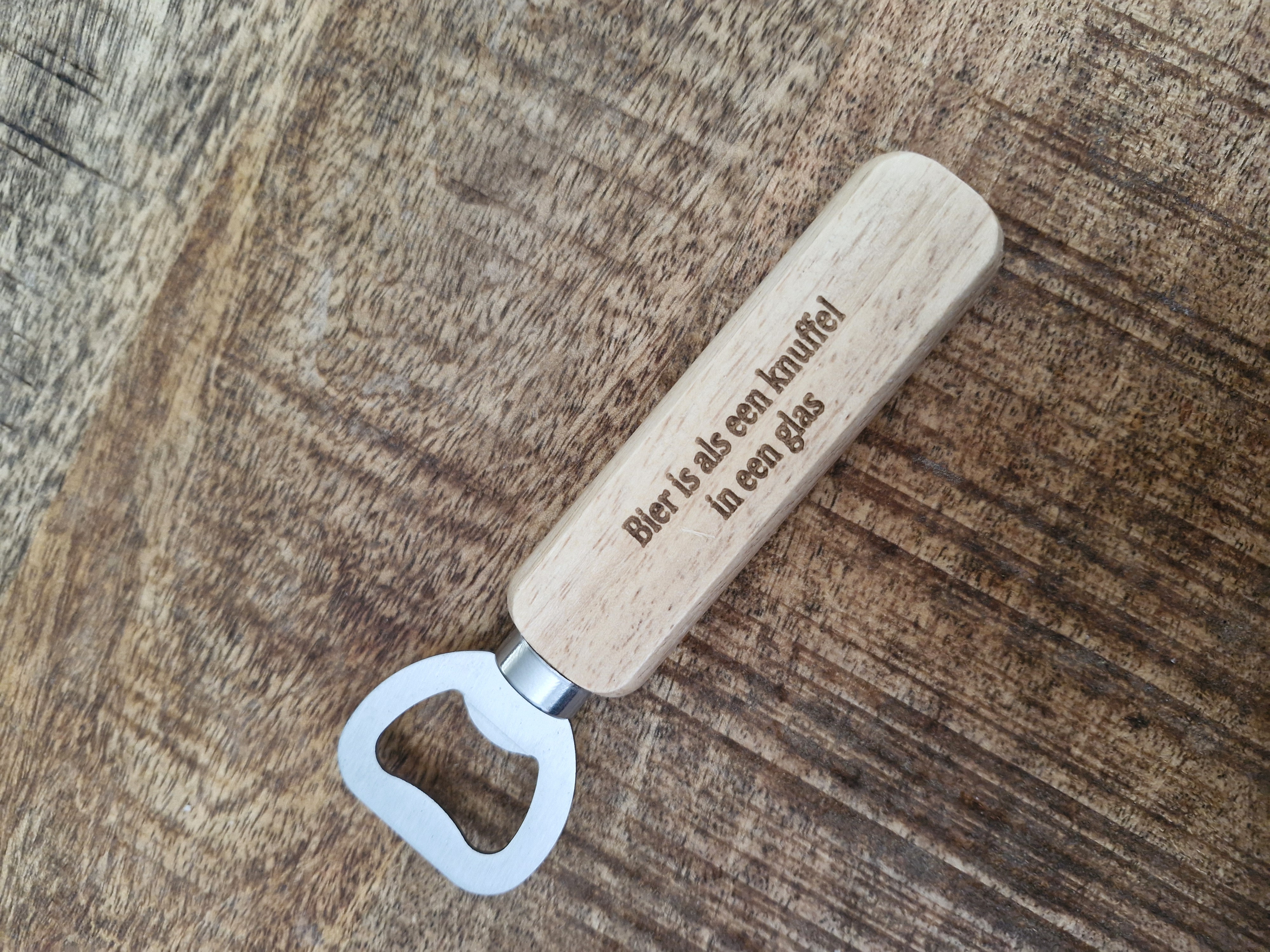 Gelaserde tekst: Bier is als een knuffel in een glas