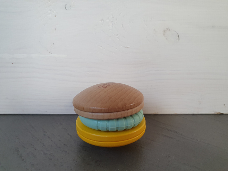 Houten rammelaar macaron