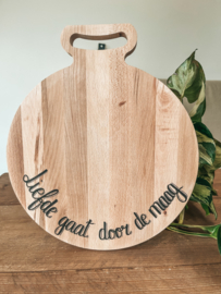 Houten, ronde borrelplank – Liefde gaat door de maag
