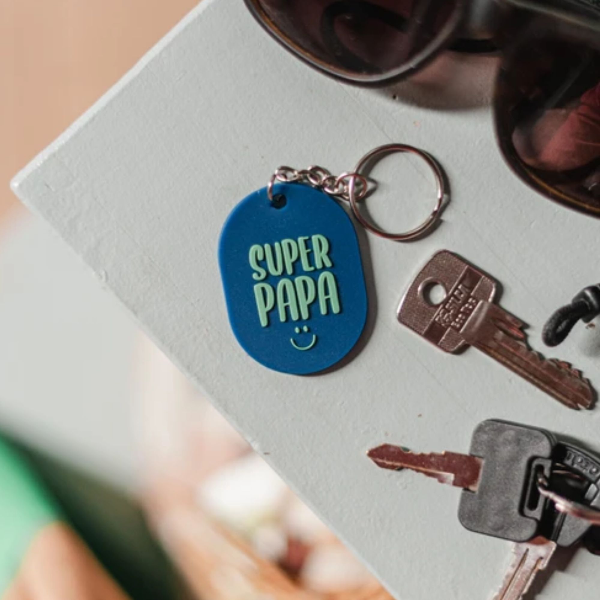 Sleutelhanger ‘Super Papa’ – blauw/groen & stoer
