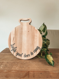 Houten, ronde borrelplank – Liefde gaat door de maag