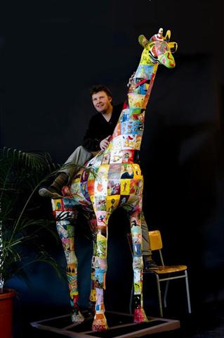 Giraffe  van polyester 'Uit het leven van...'.     PRIJS IN OVERLEG