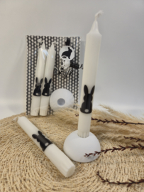 Paas Cadeaupakket Kaarsen met Haas  "twee kaarsen met wit betonnen Voetje"