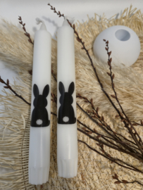 Paas Cadeaupakket Kaarsen met Haas  "twee kaarsen met wit betonnen Voetje"