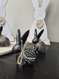 Keramiek Haas Beeldje met Veer  Zwart of Wit  (12 cm)