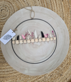 Decoratieve metalen zwarte ring & houten kralen met droogbloemen en een kaartje