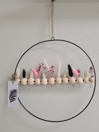 Decoratieve metalen zwarte ring & houten kralen met droogbloemen en een kaartje