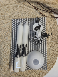 Paas Cadeaupakket Kaarsen met Haas  "twee kaarsen met wit betonnen Voetje"