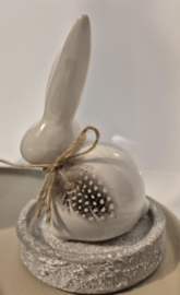 Keramiek Haas Beeldje met Veer  Zwart of Wit  (12 cm)