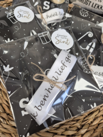 Satijnen lint met de tekst  “Ik ben héél lief geweest, Sint!!”