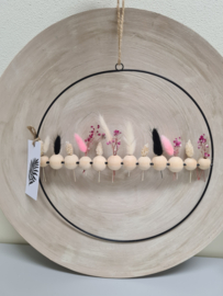 Decoratieve metalen zwarte ring & houten kralen met droogbloemen en een kaartje