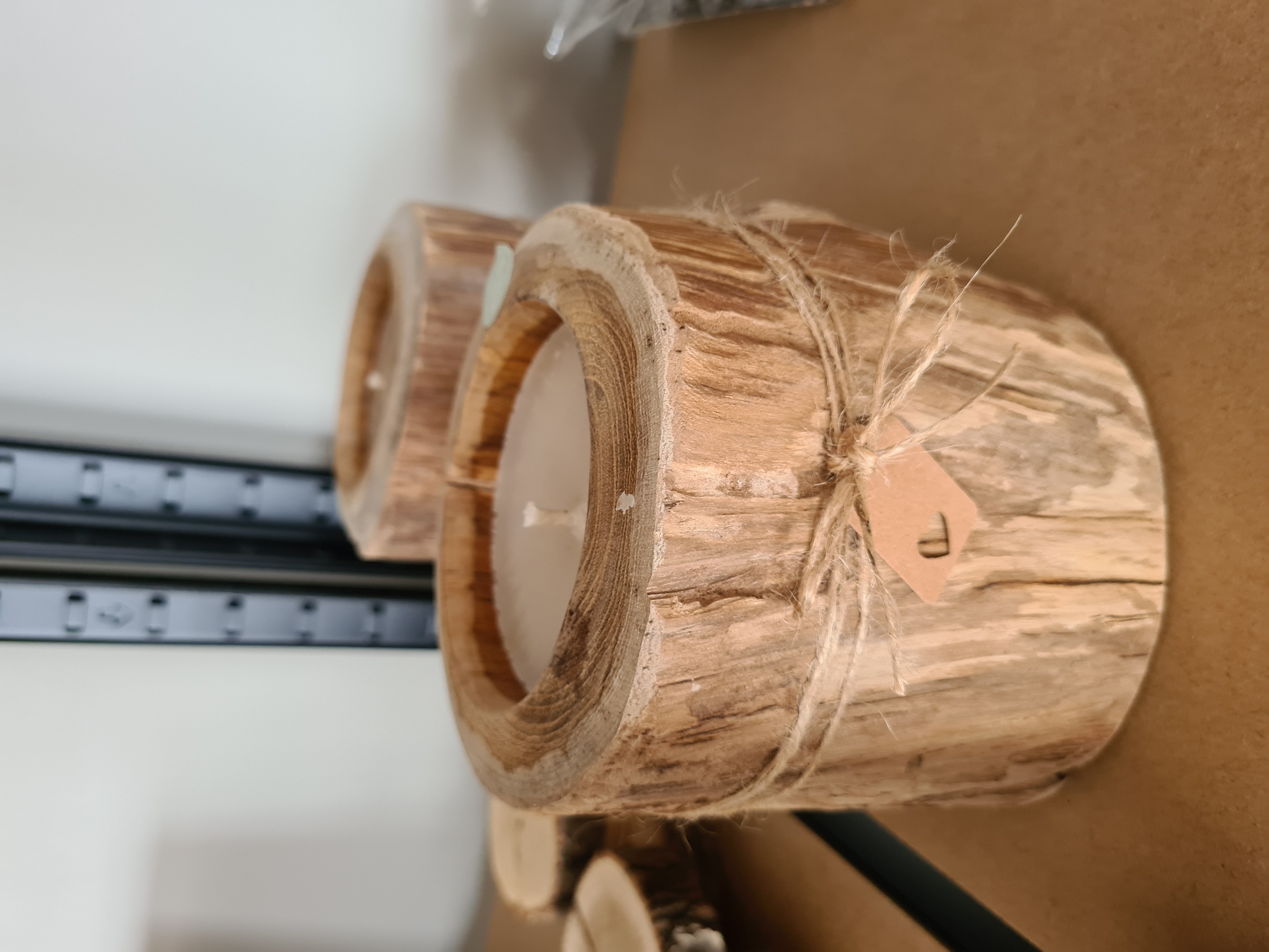 Rustieke houten kaarshouder met theelicht