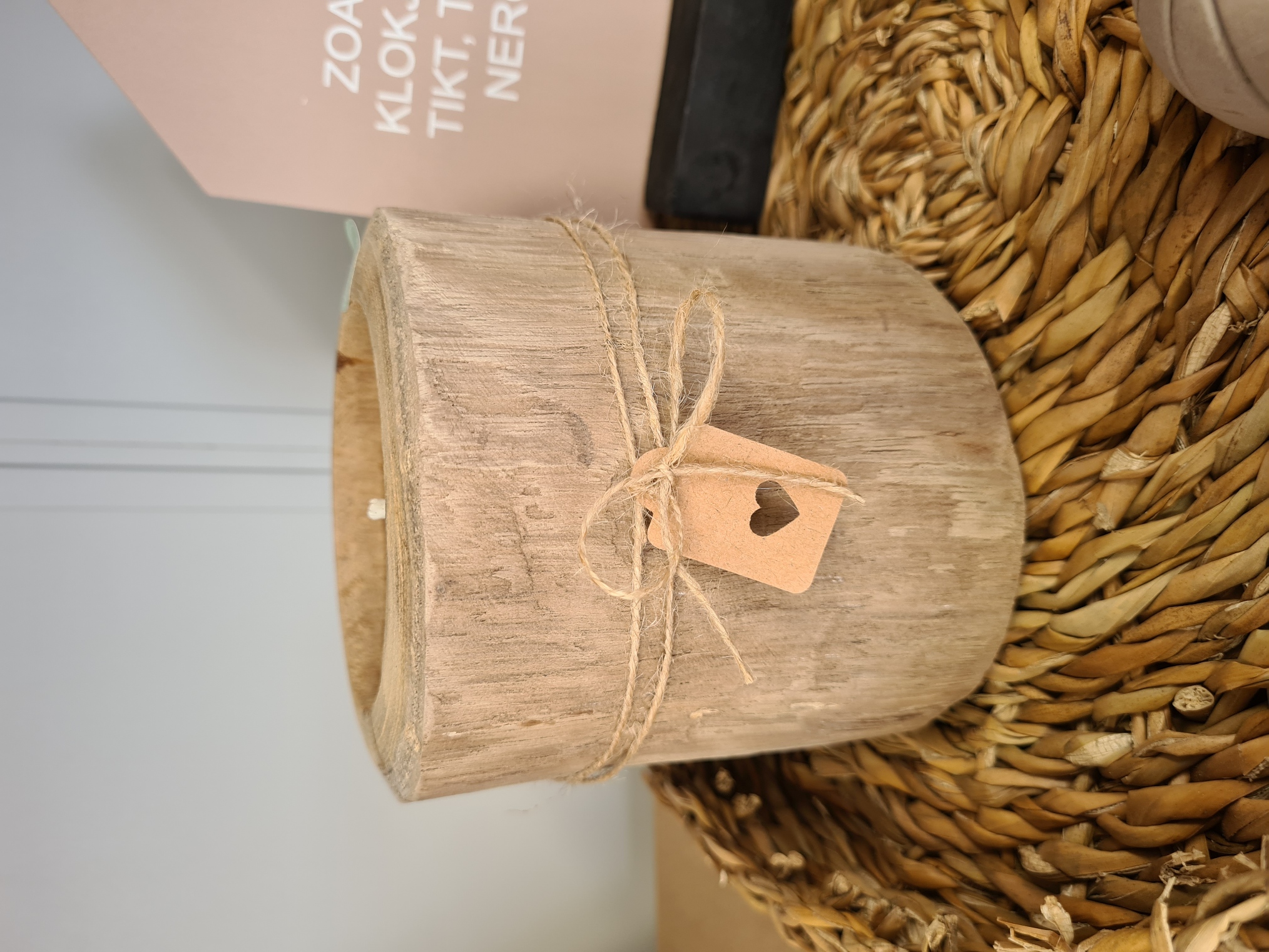 Rustieke houten kaarshouder met theelicht
