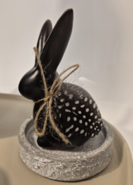 Keramiek Haas Beeldje met Veer  Zwart of Wit  (12 cm)