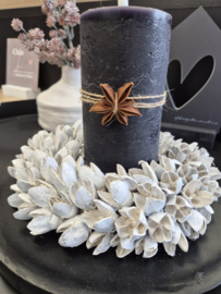 Stijlvolle zwarte kaars met krans