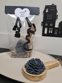 Cadeau set landelijk houten onderzetter met amber roos