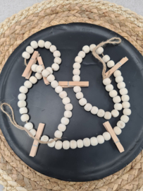 Juten hanger met houten kralen en knijpers