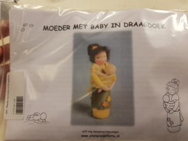 Moeder met baby in draagdoek