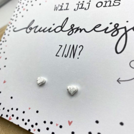 Hippe Kaartjes - Kaart bruidsmeisje vragen met zilveren oorknopjes - Wil jij ons bruidsmeisje zijn? Zwart/ wit
