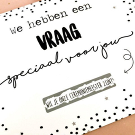 Hippe Kaartjes -Kraskaart "Ceremoniemeester" - Wil je onze ceremoniemeester zijn? Ceremoniemeester vragen bruiloft/ huwelijk - Inclusief kraft envelop - Zwart wit