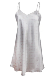 Satijnen nachthemd met modieuze print - Trendy slipdress uit hoogwaardige satijn - Luxeuze satijn chemise met modern print  - DKaren HK- ecru